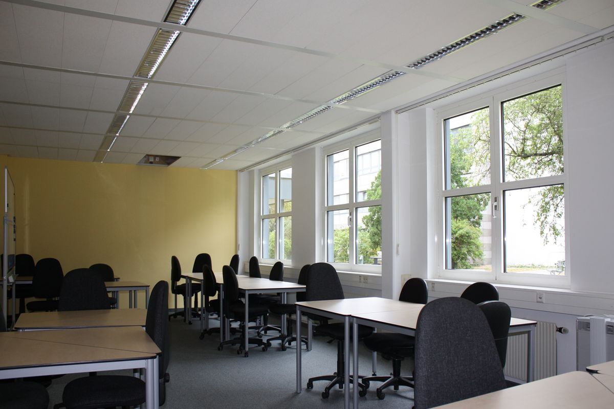 Gelber Schulungsraum 5 der DAA-Fachschule für Sozialpädagogik in Berlin-Neukölln: